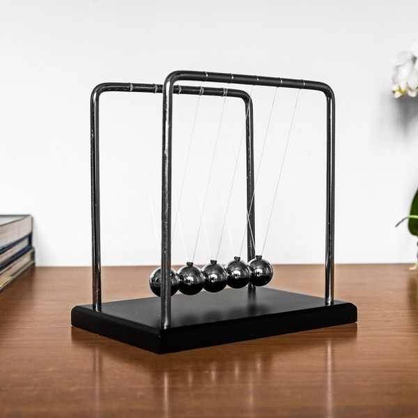 The Source Newton’s Cradle Η κούνια του Νεύτωνα