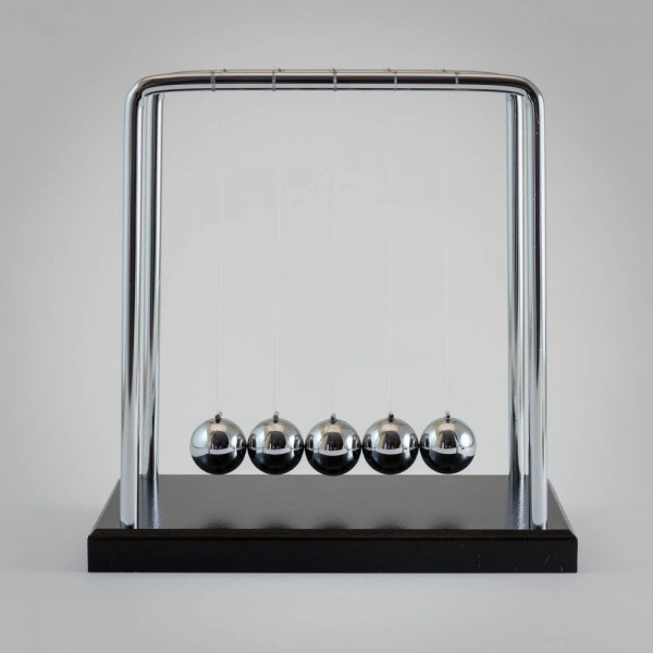 The Source Newton’s Cradle Η κούνια του Νεύτωνα