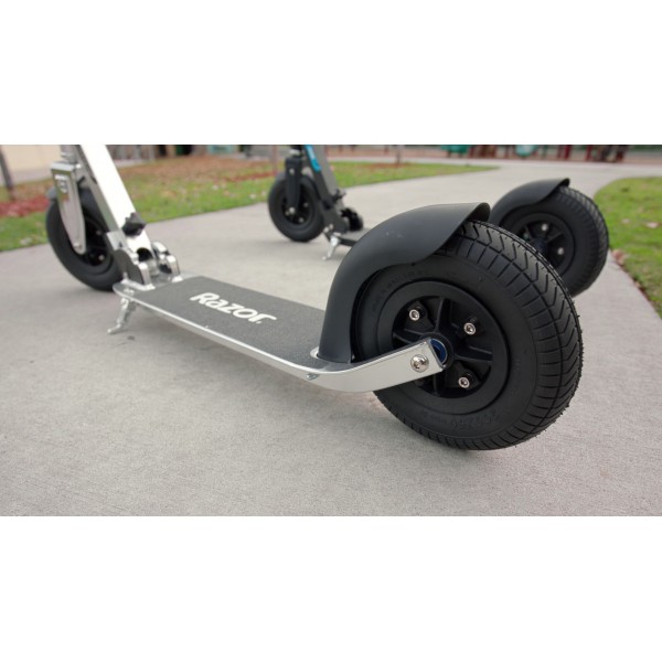 Razor Scooter A5 Air Αναδιπλούμενο αλουμινένιο Kick Scooter για παιδιά σε χρώμα μαύρο