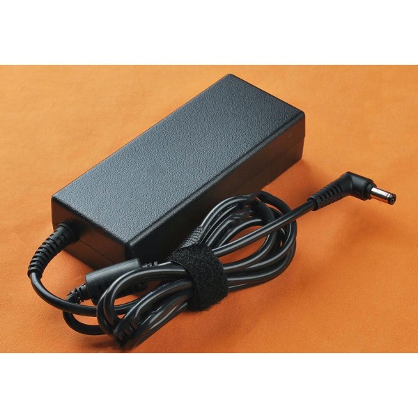 LAMTECH NOTEBOOK ADAPTER 90W TOSHIBA 19V4,74A 5,5x2,5mm