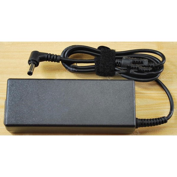 LAMTECH NOTEBOOK ADAPTER 90W TOSHIBA 19V4,74A 5,5x2,5mm